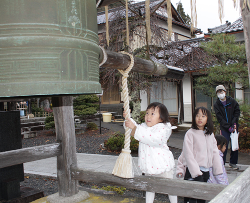 子どもたちが大みそかの鐘突きをした