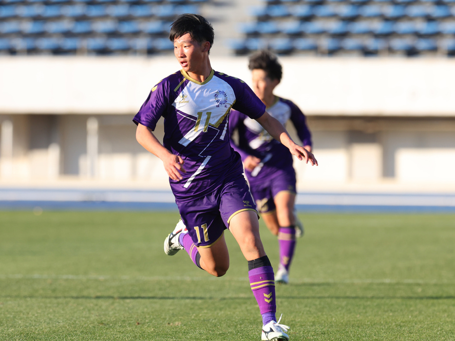 堀越高の11番を背負うストライカー、FW高橋李来(2年)(写真協力『高校サッカー年鑑』)(HIGH SCHOOL SOCCER YEARBOOK)