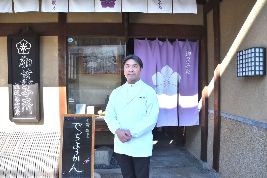 和菓子店「桔梗屋織居」の店主・中村伊英さん。「おかゆ大福」の生みの親 - 筆者撮影