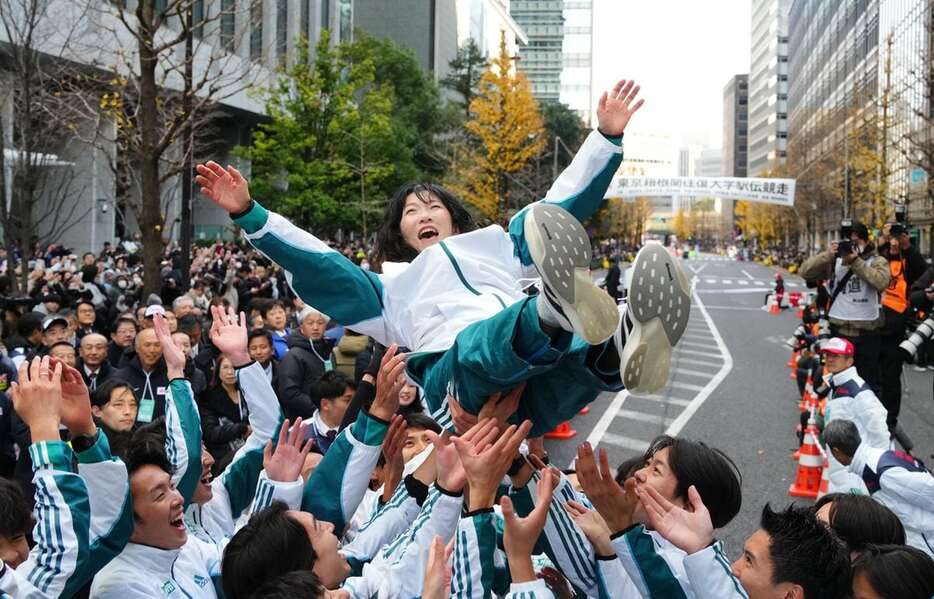 チーム全員で成し遂げた総合優勝。原監督に続いて、妻の美穂さんも胴上げされた（代表撮影）