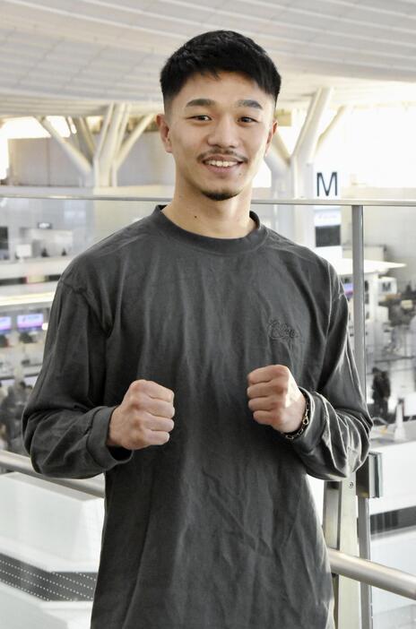 羽田空港でポーズをとるWBCバンタム級王者の中谷潤人＝7日