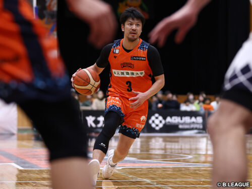 愛媛のオンコートキャプテンを務める古野拓巳［写真］＝B.LEAGUE