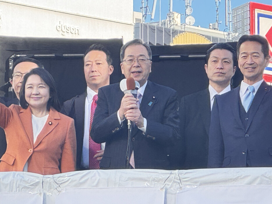 新春の街頭演説に臨む公明党の斉藤鉄夫代表（中央）ら＝２日、東京都豊島区