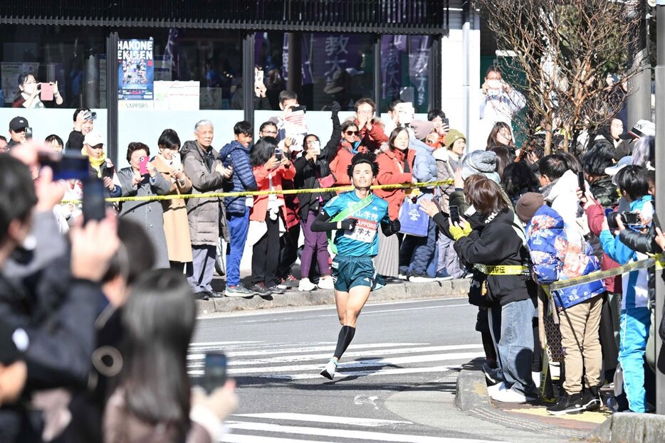 ５区を力走する青学大・若林宏樹（代表撮影）