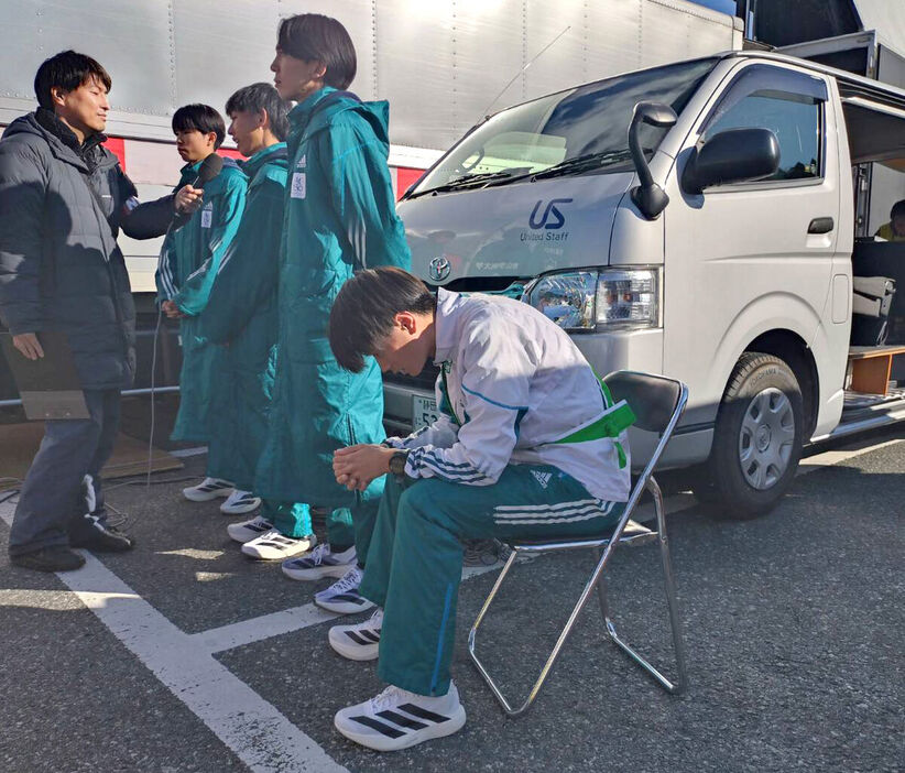 往路のゴール後に精根尽き果てていすに座り込む青学大の若林宏樹（４年）