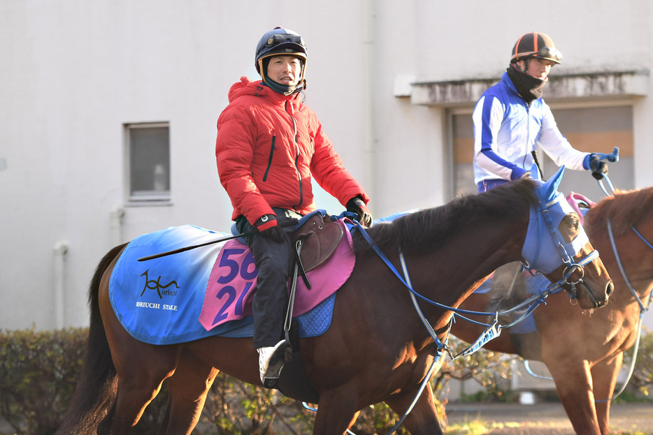 ミーントゥビーの調教にまたがる松岡