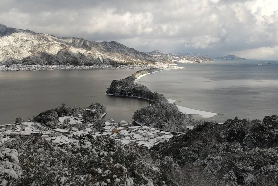 雪が積もった天橋立（10日午前9時40分、京都府宮津市）