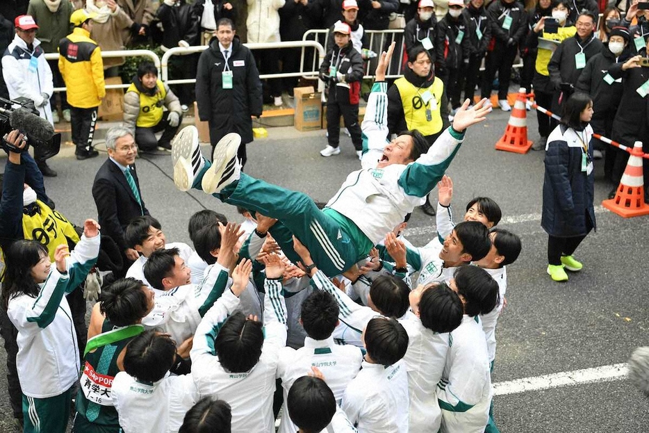 胴上げされる青学大・原晋監督（代表撮影）