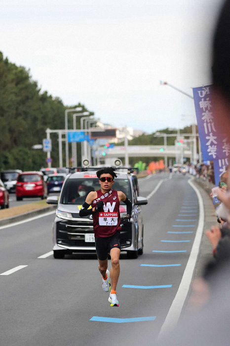 ＜箱根駅伝　復路8区＞茅ヶ崎を走る早大・伊福（撮影・光山　貴大）