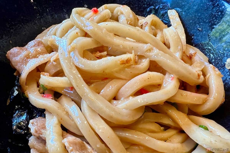 醤油だれと具材、麺を混ぜていただく。小麦の香りと旨みをじっくりと味わえる、コシの強い極太麺が特徴