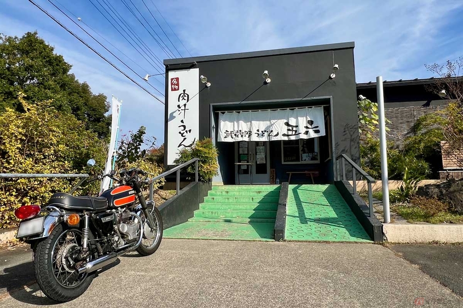 バイクで「武蔵野うどん五六」を訪れたのは平日の開店前。撮影を済ませてバイクは脇の駐輪場へ。食べ終わって店を出る頃には大勢の客で賑わう人気店だった