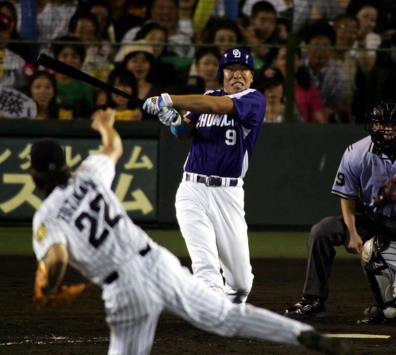 阪神対中日15回戦　9回表2死、井上一樹は中越えに同点ソロ本塁打を放つ。投手は藤川球児（2006年8月30日撮影）