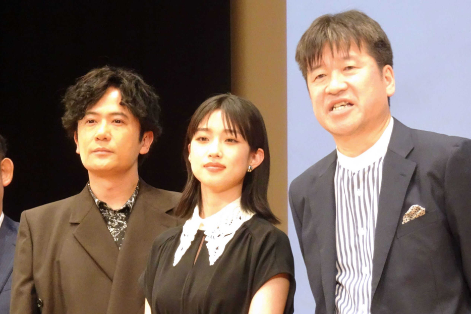 　映画「あんのこと」の舞台あいさつに登場した（左から）稲垣吾郎、河合優実、佐藤二朗＝２０２４年５月８日