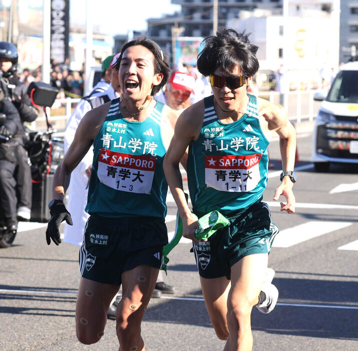 平塚中継所でタスキをつなぐ青学大３区の鶴川正也（左）と４区の太田蒼生