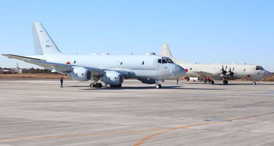 初訓練飛行に臨む哨戒機P1（左）とP3C＝8日、千葉県柏市の下総航空基地（松崎翼撮影）