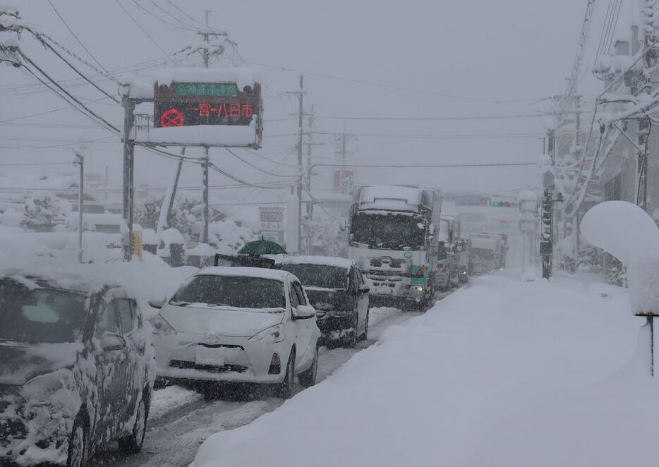 【資料写真】大雪でトラックが立ち往生し、大渋滞が発生した国道８号（2021年12月27日、滋賀県彦根市内）