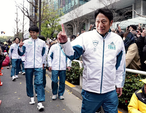 笑顔で引き上げる青学大の原晋監督（右）と田中悠登主将（右から２人目）（３日、東京・大手町の読売新聞社前で）＝田中成浩撮影