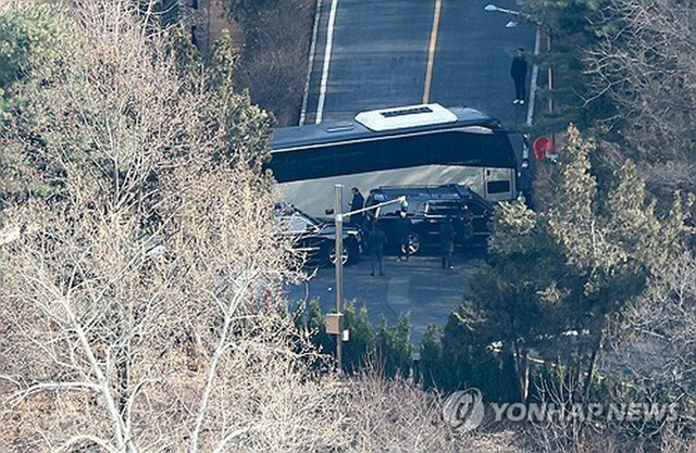 大統領公邸の敷地内にある道路をふさぐ警護処側の車両＝3日、ソウル（聯合ニュース）