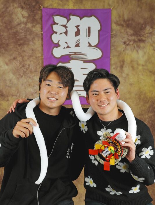 高橋宏斗（左）と金丸夢斗