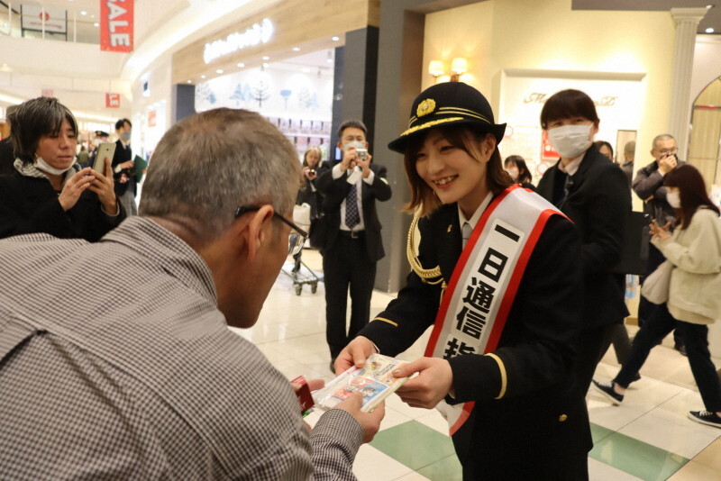 京都府警のイベントでチラシを手渡す角田夏実さん＝久御山町で2025年1月10日午後2時57分、水谷怜央那撮影