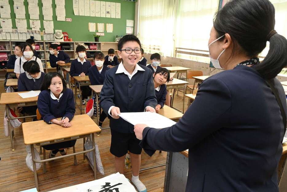 冬休みの宿題を提出する児童＝８日午前、鹿児島市の鴨池小学校