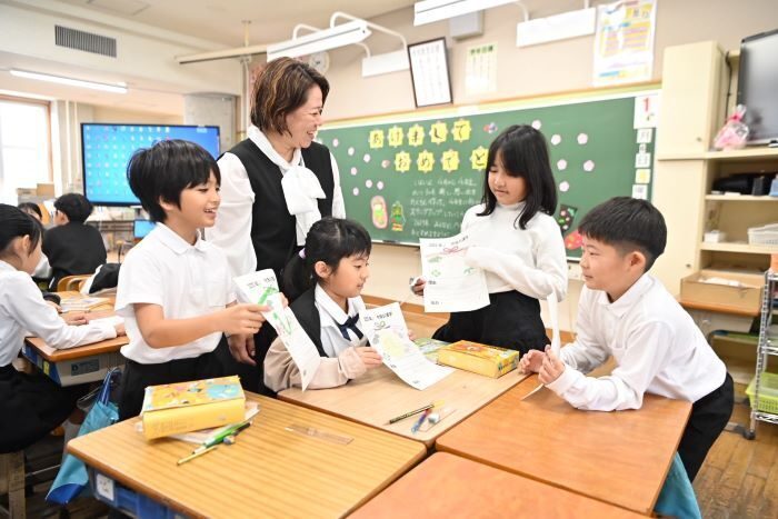 担任に今年の漢字を披露する児童たち＝6日午前、宜野湾市の大謝名小学校（喜瀨守昭撮影）