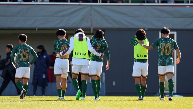 涙ながらにベンチへ戻る青森山田の選手たち(写真：アフロスポーツ)