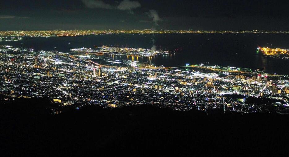 神戸布引ロープウェイのハーブ園山頂駅－摩耶山・掬星台間の想定延伸ルート上でドローン撮影した神戸の夜景（神戸市提供）