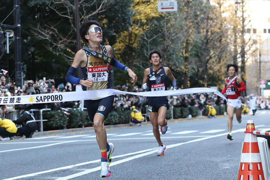 （右から）８位でゴールした東京国際大・大村良紀、東洋大・薄根大河、帝京大・小林咲冴（カメラ・頓所美代子）