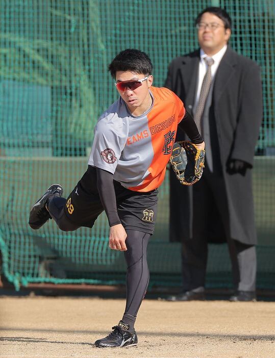 キャッチボールを行う阪神・石井大智＝鳴尾浜球場（撮影・根本成）