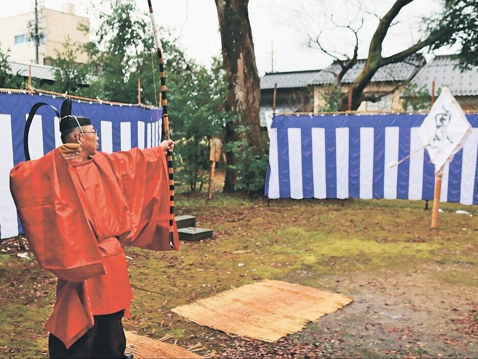 矢を放つ鈴木宮司＝伊勢玉神社