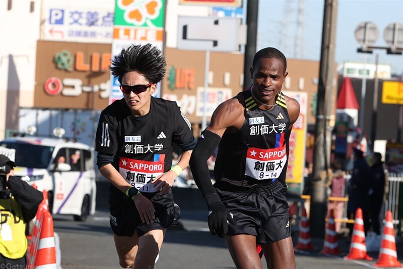 箱根駅伝往路で5位だった創価大（2区・吉田響から3区・ムチーニへのタスキリレー）