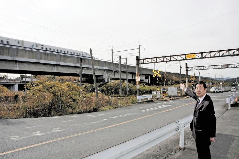 新駅予定地で「多くの人が利用する駅になってほしい」と話す谷会頭