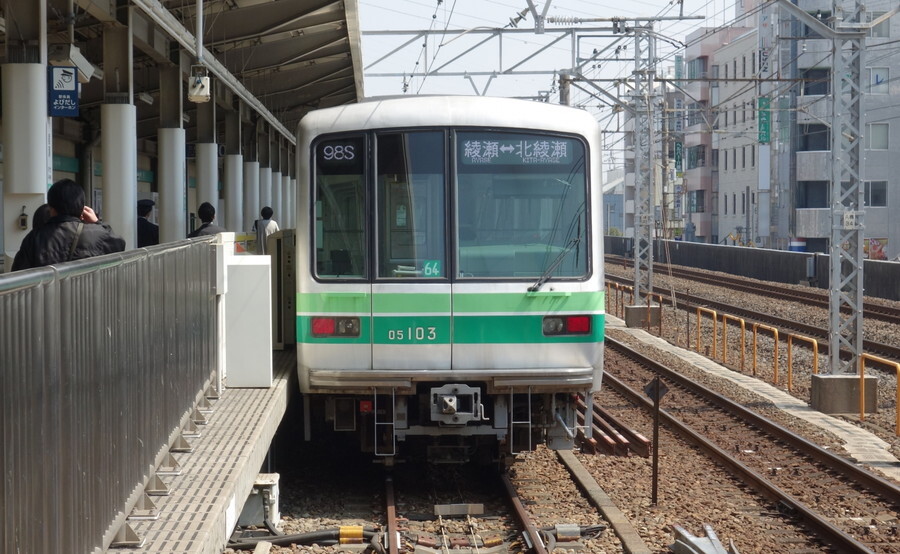 東京メトロ千代田線の綾瀬～北綾瀬間で運用される3両編成（画像：写真AC）。