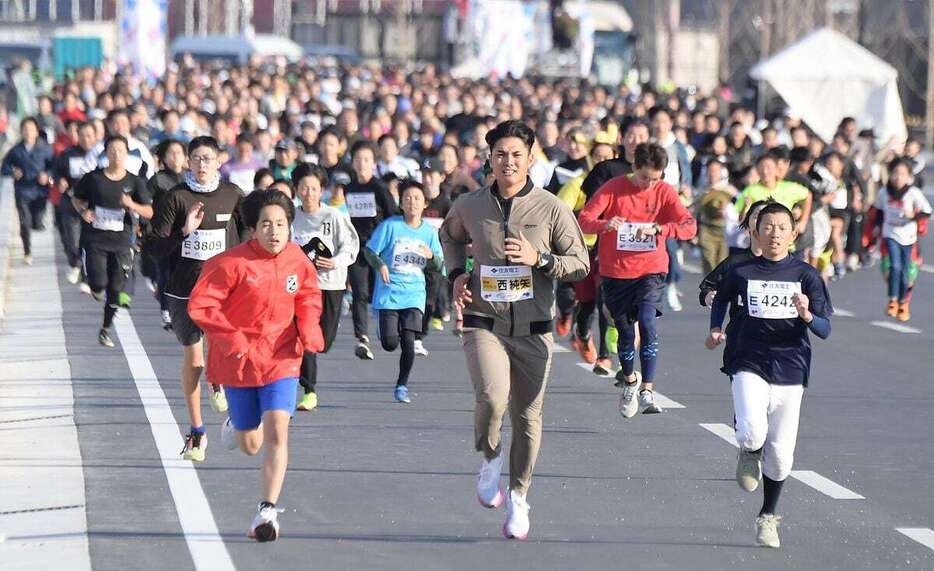 夢洲ファンランで子供たち相手に手を抜かず、ぶっちぎりの先頭を走る阪神・西純矢＝大阪市此花区（撮影・林俊志）