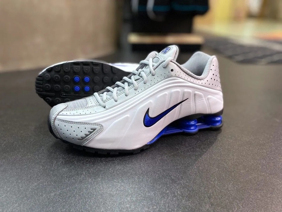 NIKE SHOX R4をチェック