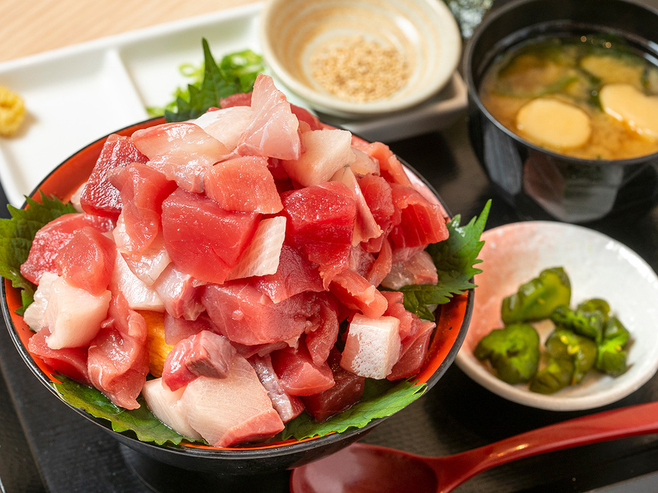 「市場海鮮丼」（1925円）。お味噌汁、お新香、薬味付き。「薬味で味変」の意味がわかった～！