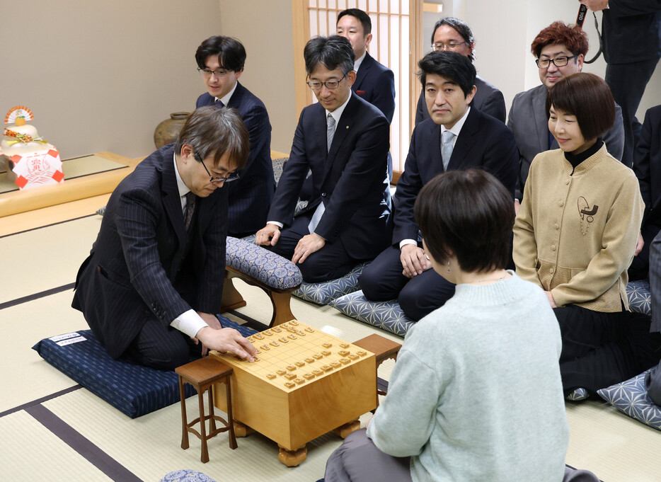 将棋界の新年恒例の「指し初め式」が６日、東京都渋谷区の将棋会館で開催された。写真は、指し初め式に臨む日本将棋連盟の羽生善治会長（左手前）ら＝同日午前