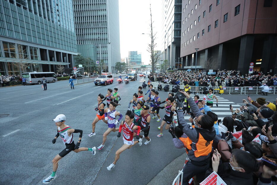 大手町をスタートする各大学１区の選手たち（カメラ・相川　和寛）