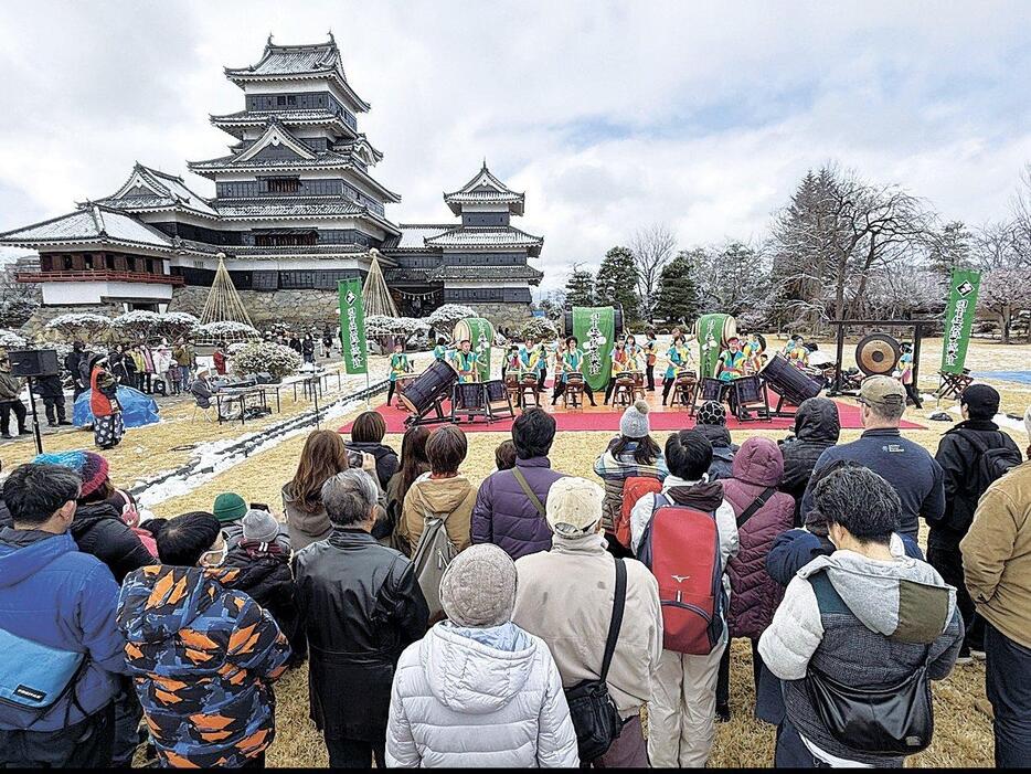 本丸庭園に響き渡った和太鼓演奏。大勢が足を止めて聞き入っていた（3日、松本城）