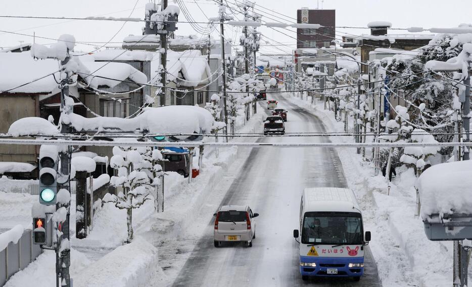 雪に覆われた山形県鶴岡市の中心部＝10日午前