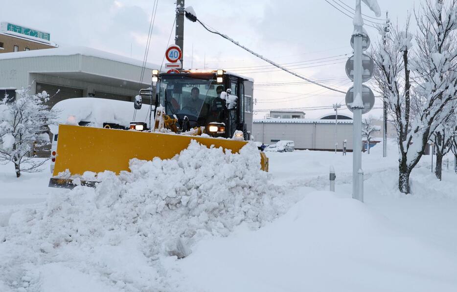 除雪作業が続く山形県鶴岡市＝10日午前