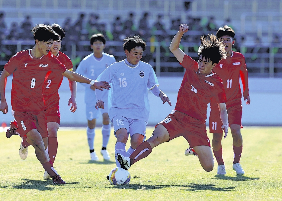 相手選手（中央）からボールを奪う東福岡の選手（2日、浦和駒場スタジアムで）