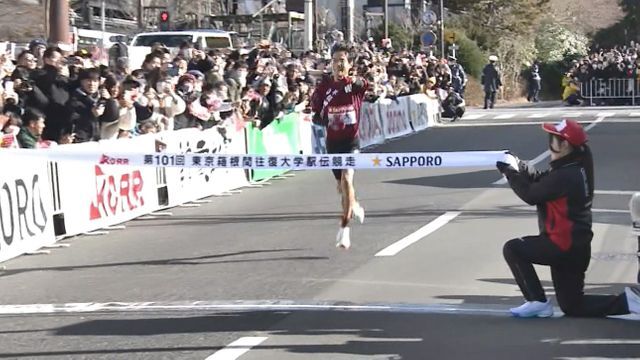 往路フィニッシュで名探偵コナンのポーズをする早稲田大・工藤慎作選手