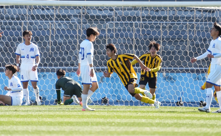 東海大相模は65分に高畑（7番）が決勝点を奪い、明秀日立に競り勝って国立競技場で行なわれる準決勝へ（写真◎小山真司）