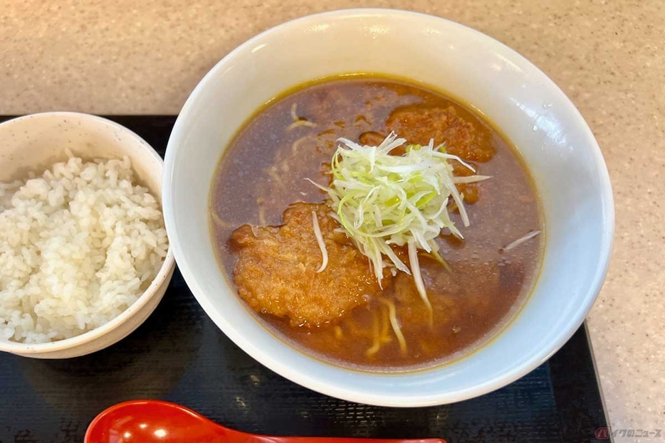 東関道「湾岸幕張PA」（下り）で食した「カツカレーラーメン（半ライス付き）」（1200円）は、ある意味ベタな味だが食べやすく、シャキシャキのネギは食感も良くてトータルで見ると満足できるものだった