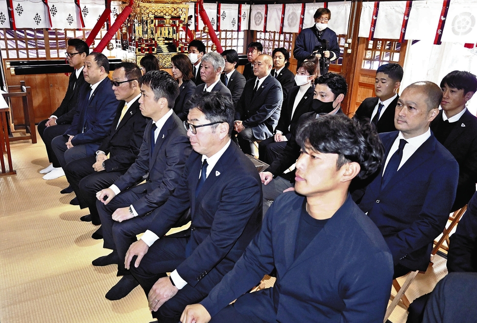 新年祈願の神事に臨むサガン・ドリームスの関係者ら