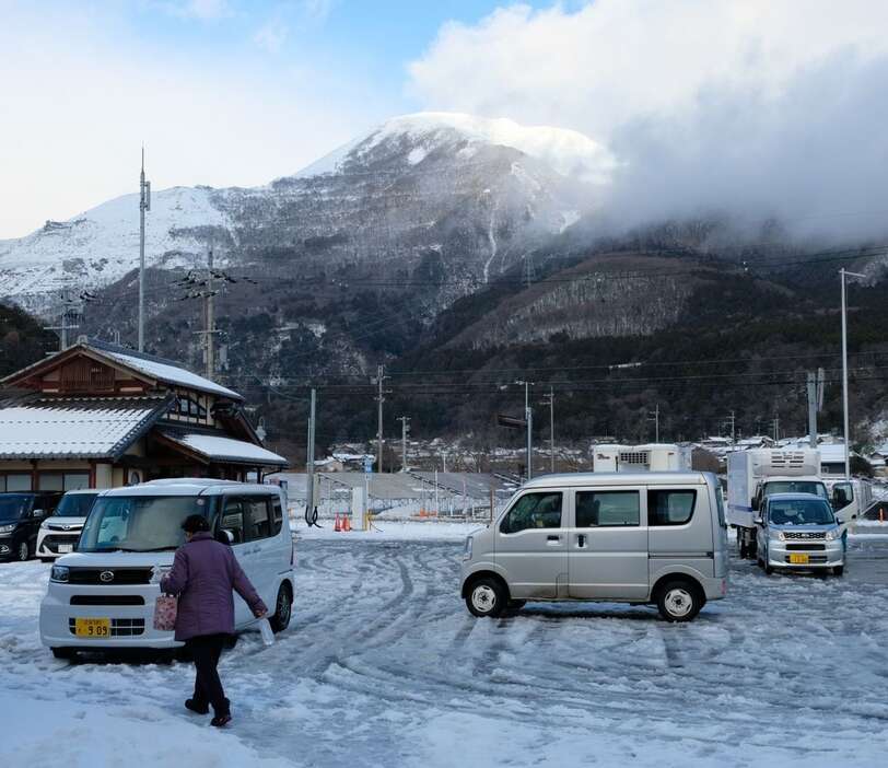 今季一番の寒気で雪化粧した伊吹山＝10日、滋賀県米原市