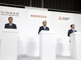 共同持ち株会社の設立を検討するホンダ（中央）と日産（左）の社長