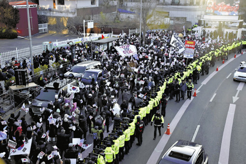 ３日、ソウルの大統領公邸近くで、逮捕状執行着手に反対する市民ら＝小池和樹撮影